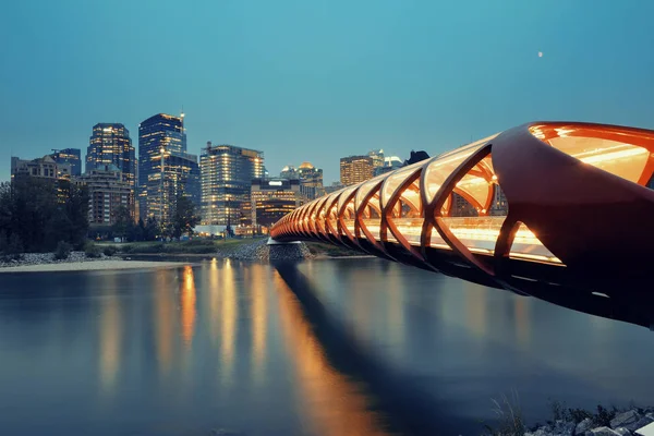 和平桥和市中心的摩天大楼在艾伯塔省的黄昏 加拿大的卡尔加里城市风光 — 图库照片