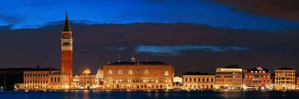 교회의 도시의 스카이라인 이탈리아 베네치아의 조르조 마조레 섬에서 바라본 — 스톡 사진