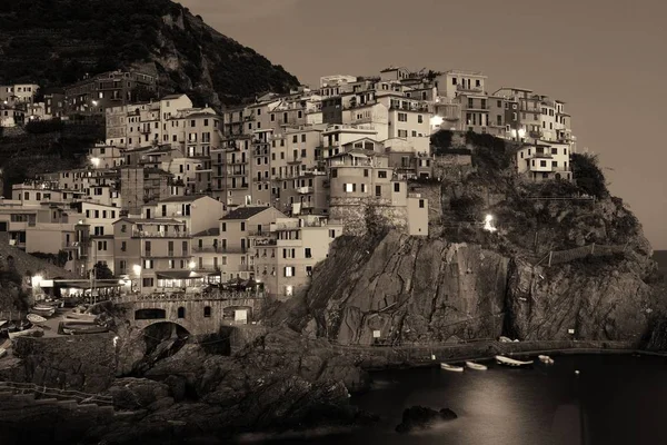 Manarola 地中海が見渡せる建物とチンクエ テッレの黒と白の崖から夜 イタリア — ストック写真