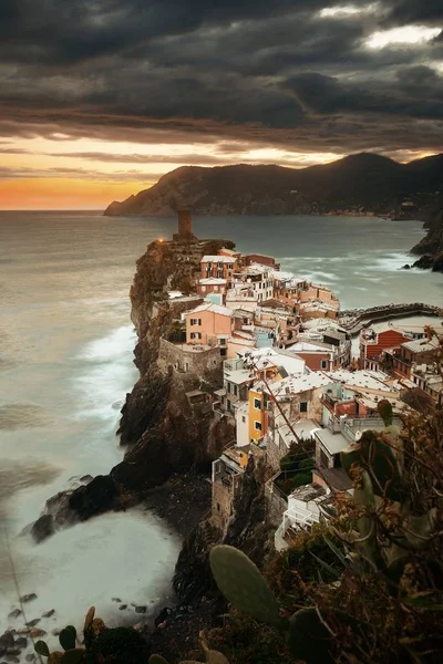 Kleurrijke Zonsondergang Vernazza Met Gebouwen Rotsen Boven Zee Cinque Terre — Stockfoto