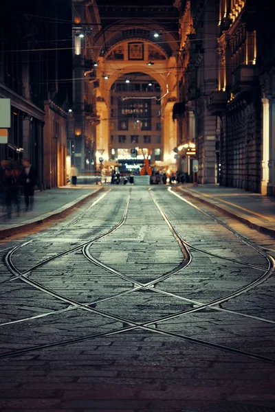 电车轨道在米兰街的夜晚 — 图库照片