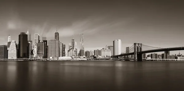 Brooklyn Bridge und die Innenstadt von Manhattan — Stockfoto