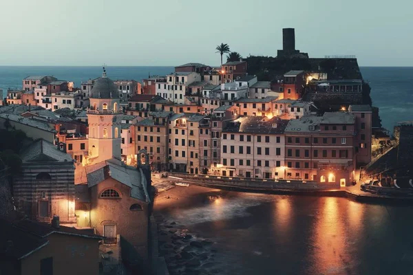 Vernazza Por Noche Con Edificios Rocas Sobre Mar Cinque Terre —  Fotos de Stock