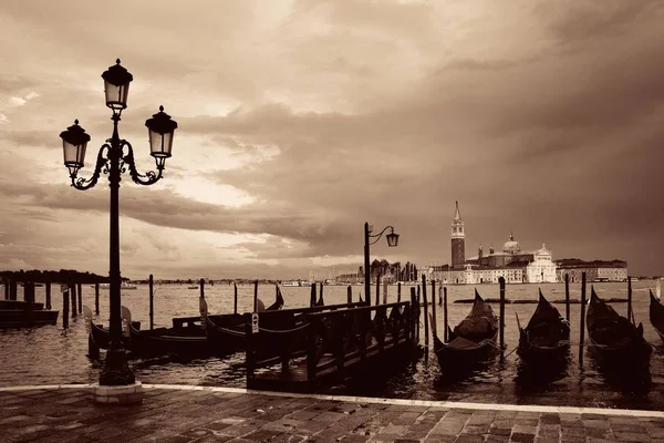 Gondola Park Vízben San Giorgio Maggiore Sziget Velencében Olaszországban — Stock Fotó