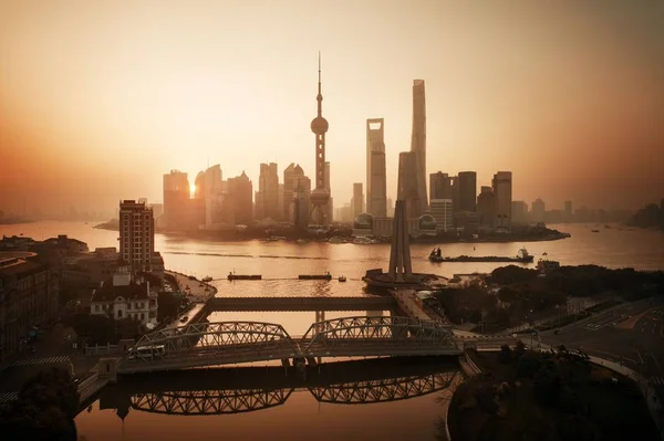 Vista aerea sull'alba della città di Shanghai con il quartiere degli affari Pudong — Foto Stock