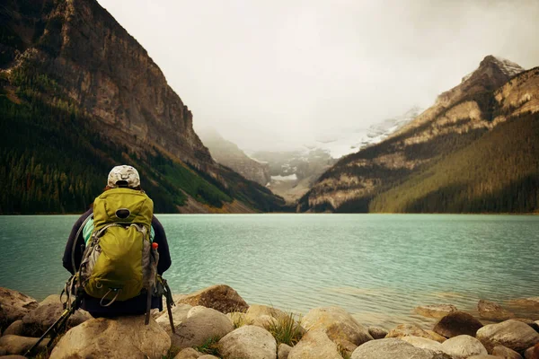 Caminhante Feminina Lago Louise Parque Nacional Banff Com Montanhas Florestas — Fotografia de Stock