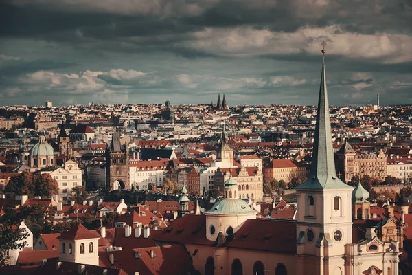 Na dachu panoramę Pragi — Zdjęcie stockowe