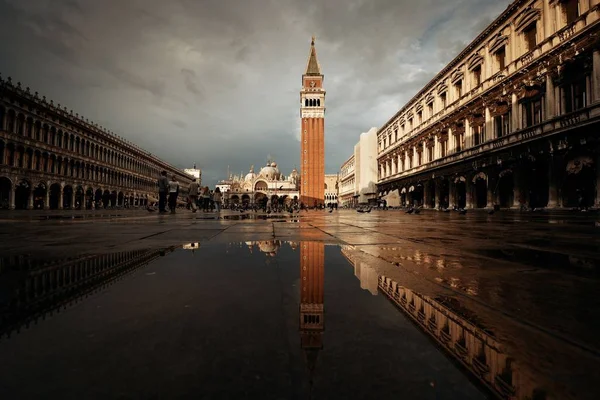 Kloktoren Historische Gebouwen Reflectie Piazza San Marco Venetië Italië — Stockfoto