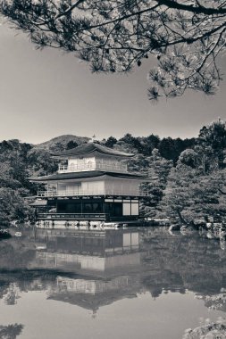 Kyoto, Japonya 'daki tarihi yapısına sahip Kinkaku-ji tapınağı..