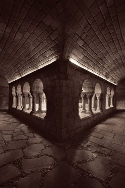 Pueblo Espanol Barcelona, İspanya 'daki Romanesque Manastırı' nın koridorunda.