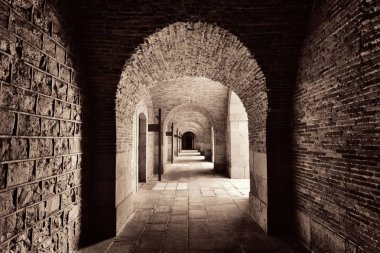 Kemer yapısı olan yürüyüş yolu. Barcelona, İspanya 'daki Castell de Montjuic Kalesi