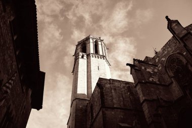 Barselona Gothic Mahallesi'nin çan kulesi eski binalarda