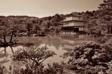 Kyoto, Japonya 'daki tarihi yapısına sahip Kinkaku-ji tapınağı..