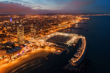 Barcelona sahil gece