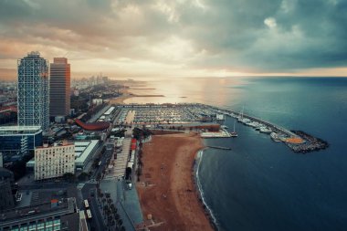 İspanya 'da Barselona' nın sahil hava gündoğumu manzarası.