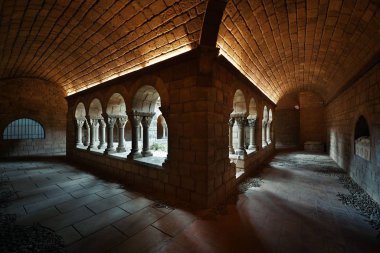 Pueblo Espanol Barcelona, İspanya 'daki Romanesque Manastırı' nın koridorunda.