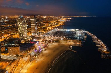 İspanya 'da gece Barselona sahili hava manzarası
