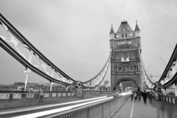 Tower bridge i svart och vitt — Stockfoto