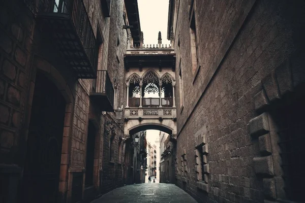 西班牙巴塞罗那哥特式区的双斯布桥和狭窄街道 — 图库照片