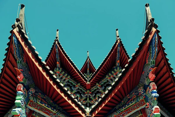 在中国云南省丽江市木家庭居住建筑屋顶 — 图库照片