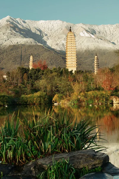 Antica Pagoda Nel Centro Storico Dali Con Neve Sul Monte — Foto Stock