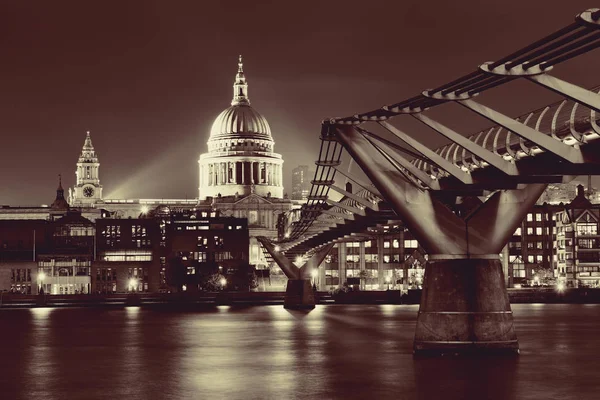 Ponte do milénio e st pauls — Fotografia de Stock