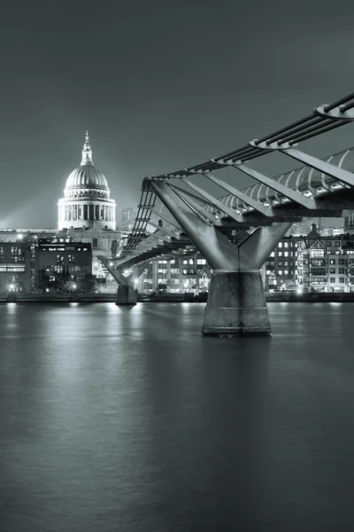 Puente del Milenio y St pauls —  Fotos de Stock