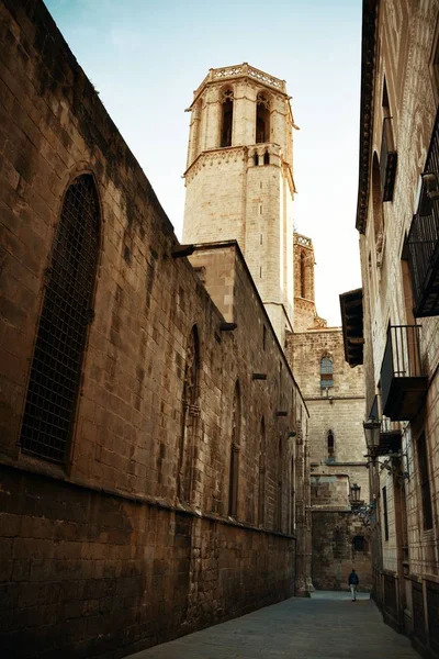 Campanario de edificios antiguos en el Barrio Gótico de Barcelona — Foto de Stock