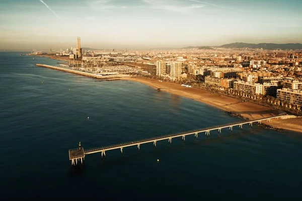 バルセロナ スペインの海上航空ビュー上の石油橋の日の出 — ストック写真