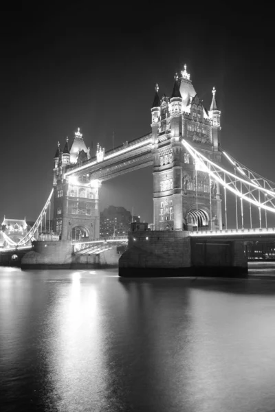 Tower Bridge à noite em preto e branco — Fotografia de Stock