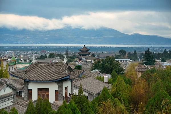 曇りの山倉山とダリの旧市街の屋上ビュー 雲南省中国 — ストック写真