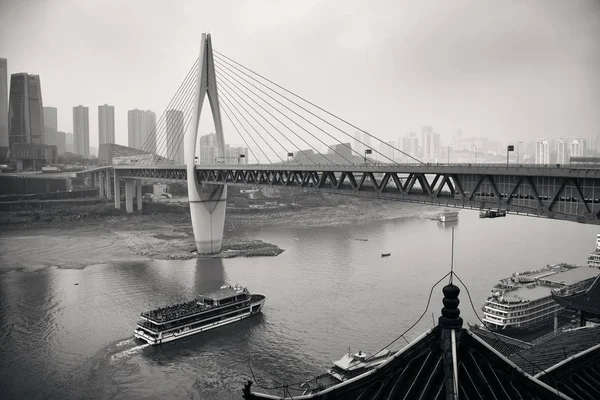 Passe Barco Abaixo Ponte Com Arquitetura Urbana Cidade Chongqing China — Fotografia de Stock