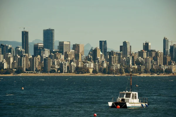 Båt och Vancouver — Stockfoto