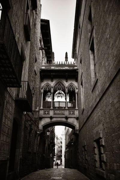 Пон - дель - Бісбе в готичному кварталі в Барселоні. — стокове фото