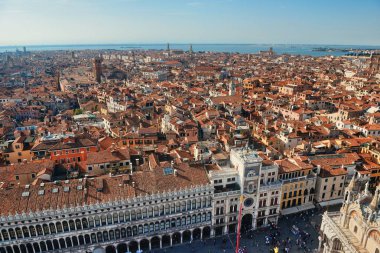 Venedik, İtalya 'daki Piazza San Marco' daki tarihi binaların çan kulesinden çatı manzarası.
