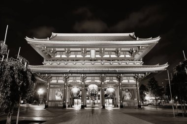 Tokyo 'daki Sensoji Tapınağı geceleyin.