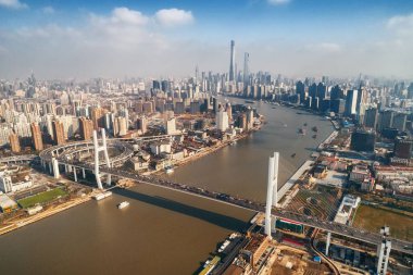 Çin 'de yoğun trafik varken Huangpu Nehri üzerindeki Şangay Nanpu Köprüsü.