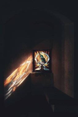 Prag Çek Cumhuriyeti 'nde leke camlı ve güneşli renkli bir pencere.