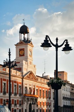 İspanya 'nın Madrid şehrinde Puerta del Sol' daki Kraliyet Postanesi 'nin (Real Casa de Correos) çan kulesi..