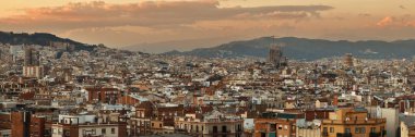 Barcelona, İspanya 'da şehir silueti olan Sagrada Familia.