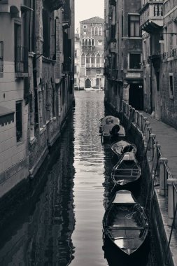 Venice Kanalı 'ndaki tekne parkında. İtalya.