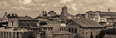 Tarihi binaların kalıntılarıyla Roma Forumu. İtalya.