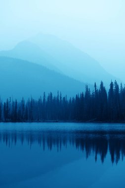 Sisli dağ göl ve orman içinde Banff National Park