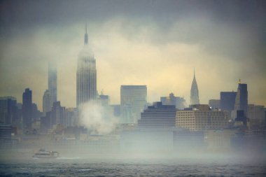 Manhattan 'ın ortasında gökdelenler ve New York' ta sisli bir tekne
