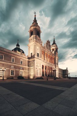 Aziz Mary Katedrali. La Almudena Krallığı. Madrid 'de gece vakti..