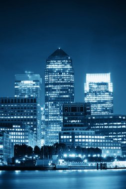 Londra 'daki Canary Wharf iş bölgesi Thames Nehri üzerinde gece. 