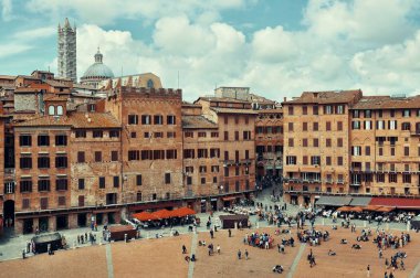 Siena, İtalya 'daki Piazza del Campo' daki eski binalar.