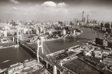 Çin 'de yoğun trafik varken Huangpu Nehri üzerindeki Şangay Nanpu Köprüsü.