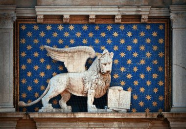 İtalya Piazza San Marco 'daki tarihi binalarda Venedik Aslanı heykeli.