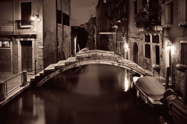 Venedik kanalı gece köprüsü ve tarihi binalarla birlikte. İtalya.